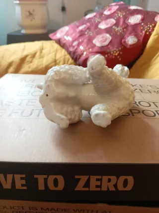 Caniche de porcelana blanco