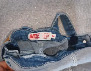 Salopette in denim con t-shirt
