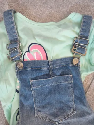 Salopette in denim con t-shirt