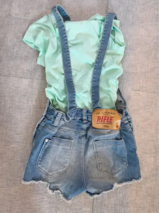 Salopette in denim con t-shirt