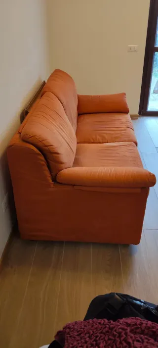Divano arancione in velluto