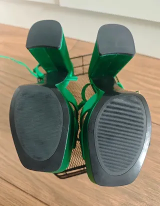 Sandalias de tacón verde con plataforma