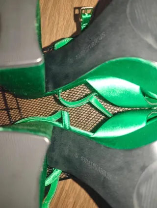 Sandalias de tacón verde con plataforma
