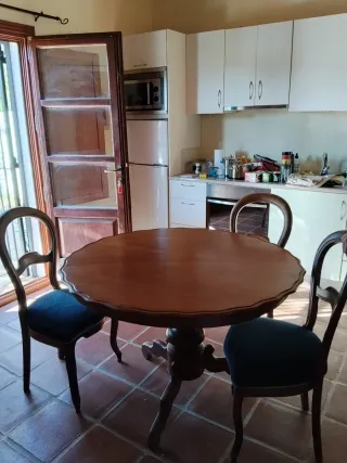 Mesa redonda de madera con 3 sillas. Nogal.