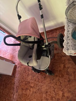Cochecito de bebé gris y rosa