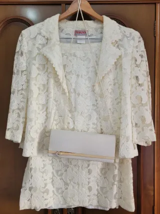 Traje de falda todo de encaje