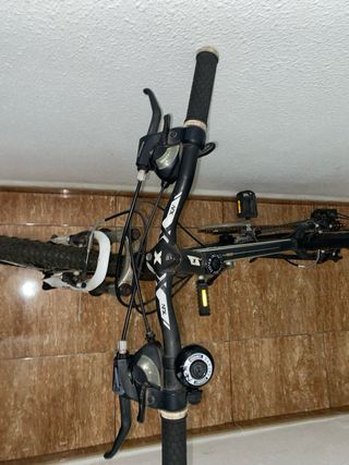 Bicicleta de montaña negra para niños