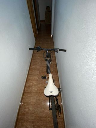 Bicicleta de montaña negra para niños