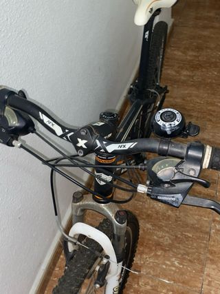 Bicicleta de montaña negra para niños