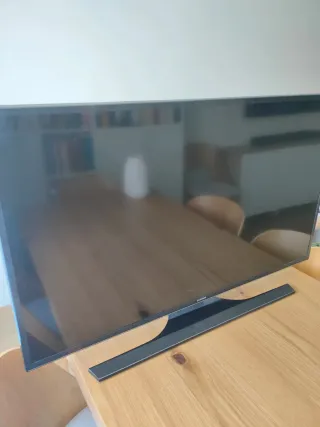 Televisor 40"UHD Smart TV JU6400.