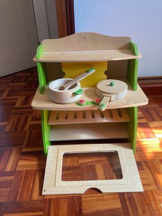 Cocinita de madera con accesorios