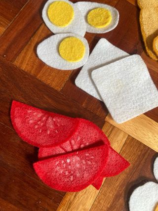 Cocinita de madera con accesorios