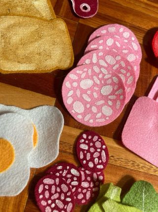 Cocinita de madera con accesorios