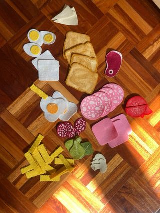 Cocinita de madera con accesorios