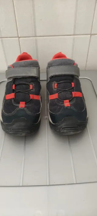 Zapatillas montaña niño negro y rojo talla 33