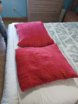 Colcha de cama a cuadros roja y blanca y dos cojin