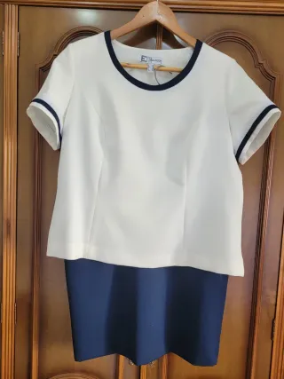 Conjunto azul marino y blanco.