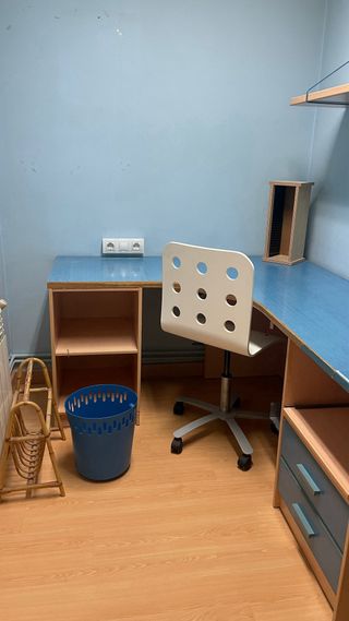 Scrivania angolare blu e legno