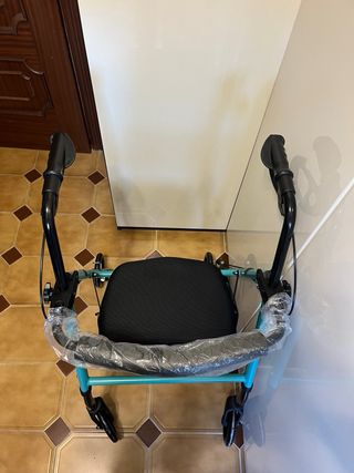 Andador con ruedas y asiento NUEVO – Muy poco uso