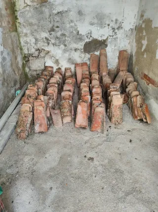 Tejas antiguas de barro 15€ cada 50 tejas.