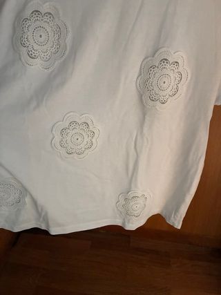Camiseta blanca con apliques florales Talla L