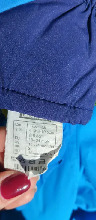 Buzo y manoplas de esquí azules talla 4 años.