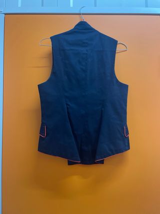 Chaleco azul marino con ribete coral