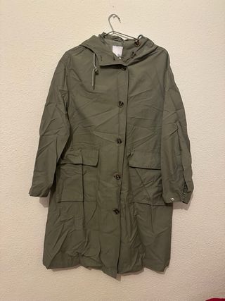 Chubasquero verde con capucha