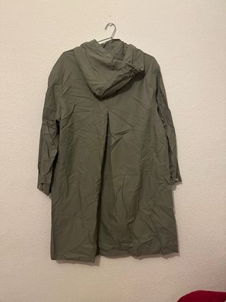 Chubasquero verde con capucha