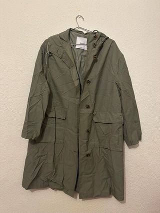 Chubasquero verde con capucha