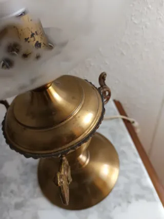 Lámparas de mesa doradas y transparentes