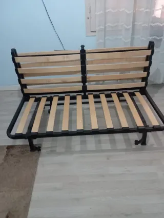 Base de cama metálica con somier de madera