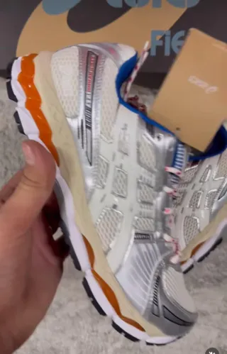 Zapatillas Asics Negras y Plateadas todos tallas