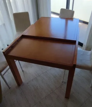 Mesa comedor de madera extensible y sillas blancas