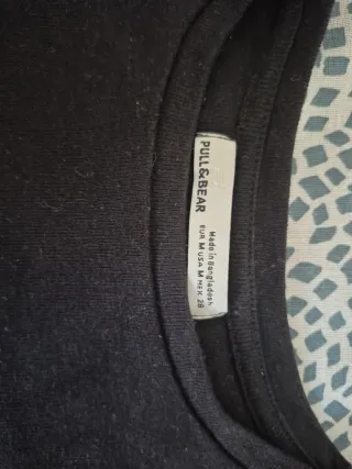 Camiseta negra Pull and Bear con estampado