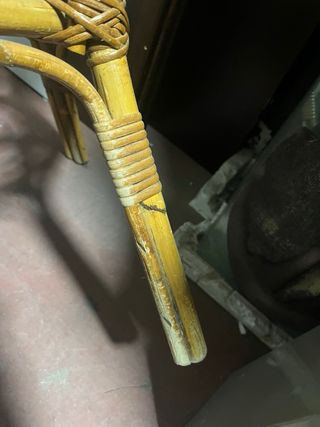 Mesa auxiliar redonda de mimbre