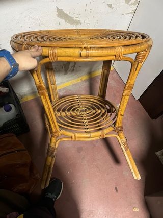 Mesa auxiliar redonda de mimbre