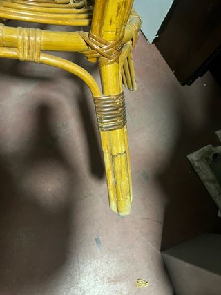 Mesa auxiliar redonda de mimbre