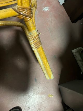 Mesa auxiliar redonda de mimbre