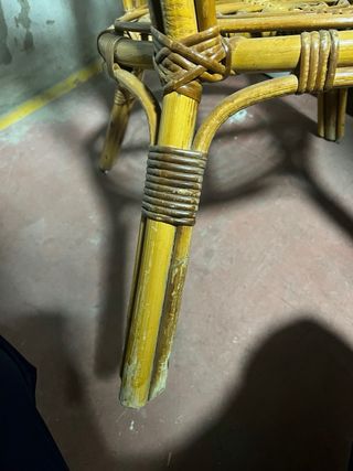 Mesa auxiliar redonda de mimbre