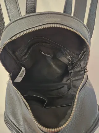 Bolso negro con tachuelas