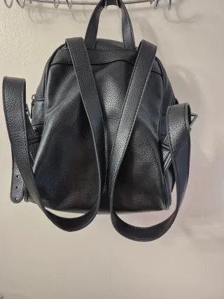 Bolso negro con tachuelas