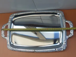 Bandeja metálica plateada con asas