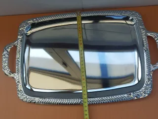 Bandeja metálica plateada con asas