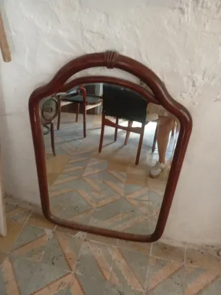 Espejo antiguo madera maciza y cristal biselado.