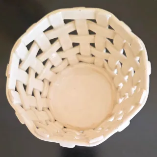 Portavasi vintage in ceramica bianca a forma di cesta