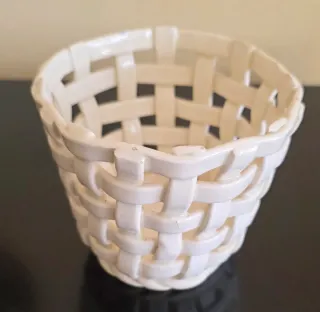 Portavasi vintage in ceramica bianca a forma di cesta