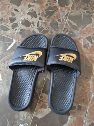 Ciabatte Nike nere e dorate