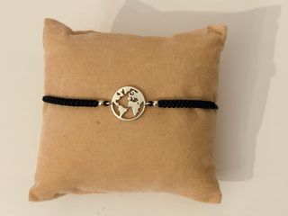 Pulsera con dije de mapa mundi