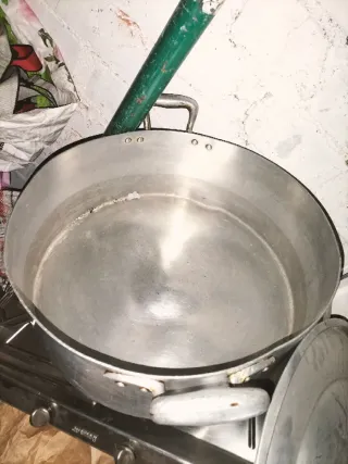 Olla grande de aluminio con asas